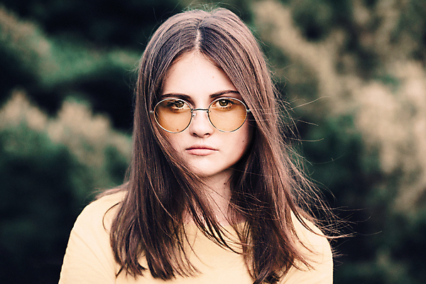 포토 JPG 해외이미지 백인 모델 학생 라이프스타일 응시 공원 여자 행복 얼굴 어린이 백그라운드 자연 갈색머리 한명 사람 성인 야외 옆모습 10대 초록색 유행 흰색 긍정 내추럴 해외포토 서양인 1 헤어스타일 시선 공공시설 감정 뷰포인트 컬러 컨셉 청소년 생활 신체부위 생태계 파일형식 이미지허브