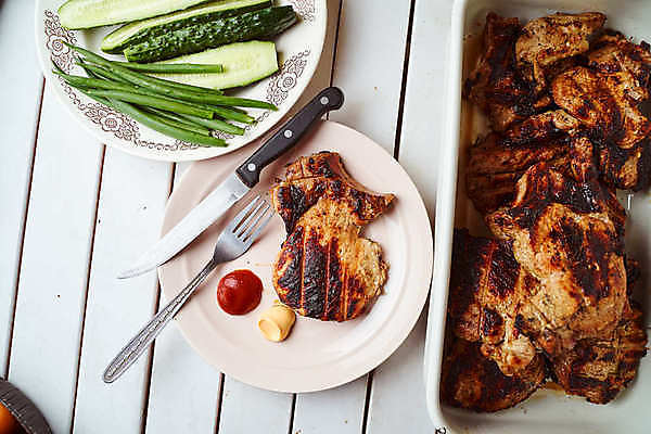포토 JPG 해외이미지 조각 채소 쟁반 육류 스테이크 요리 비프스테이크 사람없음 빨간색 금속 검은색 식사 어둠 소고기 그릴 자르기 굽기 먹기 향신료 어깨 메뉴 준비 대리석 머리위 위치 양고기 등심 석판 해외포토 컬러 식재료 재료 모션 재질 주방용품 서양음식 신체부위 구이 향미료 파일형식 이미지허브