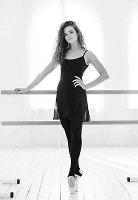 포토 JPG 해외이미지 전신 백인 여자 허리손 흑백 실내 한명 서기 사람 성인 발레 발레리나 발레복 성인여자한명만 해외포토 서양인 1 옷 포즈 모션 촬영기법 내부 춤 여자한명만 성인여자만 파일형식 이미지허브