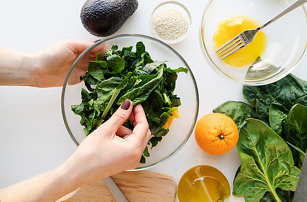 포토 JPG 해외이미지 손 음식 채소 식재료 귤 요리 들기 신체부위 재료손질 아보카도 건강식 계란물 해외포토 과일 모션 사람 계란 손질 파일형식 이미지허브