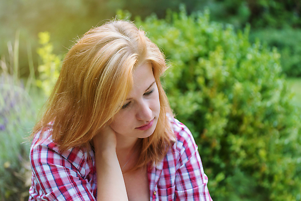 포토 JPG 해외이미지 식물 백인 모델 1 라이프스타일 응시 여자 얼굴 백그라운드 생각 갈색머리 한명 사람 성인 야외 초록색 유행 정원 흰색 표현 우아함 고독 시원함 혼자 스타일 해외포토 서양인 헤어스타일 시선 감정 컬러 컨셉 생활 신체부위 파일형식 이미지허브
