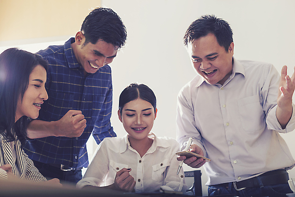 포토 JPG 해외이미지 백인 직업 디자인 여자 남자 40대 비즈니스 탁자 회의 협력 아이디어 실내 대화 사람 앉기 여러명 가로 노트북 컴퓨터 사무실 업무 작업 비즈니스맨 비즈니스우먼 그룹 계획 토론 디자이너 책상 동료 히스패닉 마케팅 프로젝트 브레인스토밍 해외포토 서양인 중년 가구 다수 컨셉 관계 모션 말하기 내부 전자제품 직장인 파일형식 이미지허브