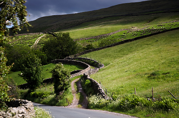 포토 JPG 해외이미지 구름 공원 도로 벽 밭 농업 자연 건조 국립공원 풍경 사람없음 초록색 농경지 평화 침묵 바위 농촌 시골 요크셔테리어 언덕 북쪽 멀리 고립 밭일 선로 전국 해외포토 자연요소 공공시설 산업 길 컬러 컨셉 교통시설 농장 소리 돌_바위 테리어 방향 생태계 파일형식 이미지허브