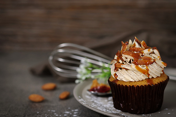 포토 JPG 해외이미지 접시 음식 디저트 사람없음 장식 컵 파티 과자 케이크 식당 어둠 빵집 시골 축하 신선 도자기 생일 고급 달콤 가루 컵케이크 굽기 먹기 크림 그림 밀가루 머핀 아몬드 칼로리 버터 패티 페스츄리 해로움 핸드메이드 캐러멜 해외포토 식기 기념일 빵 컨셉 모션 이벤트 상점 견과류 맛 구이 파일형식 이미지허브