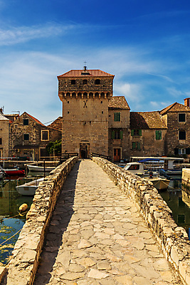 포토 JPG 해외이미지 외관 유럽 바다 섬 여행 요트 건축양식 하늘 휴가 풍경 사람없음 건물 목재 물 파란색 도시풍경 항구 도시 만 보트 역사 지중해 포트 타운 크로아티아 다리찢기 달마시안 옛날 터키석 해외포토 자연요소 나무 건축물 건축 나라 컬러 배_교통 재료 교통시설 모션 개 보석 파일형식 이미지허브