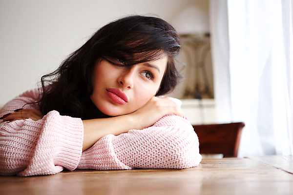 포토 JPG 해외이미지 백인 모델 1 라이프스타일 손 응시 여자 얼굴 백그라운드 생각 탁자 스트레스 아파트 주택 실내 한명 사람 앉기 성인 머리 유행 기댐 슬픔 흰색 표현 고독 명상 걱정 긴장 노려봄 심각 진짜 혼자 해외포토 서양인 시선 감정 컬러 가구 컨셉 모션 표정 내부 건물 생활 신체부위 파일형식 이미지허브