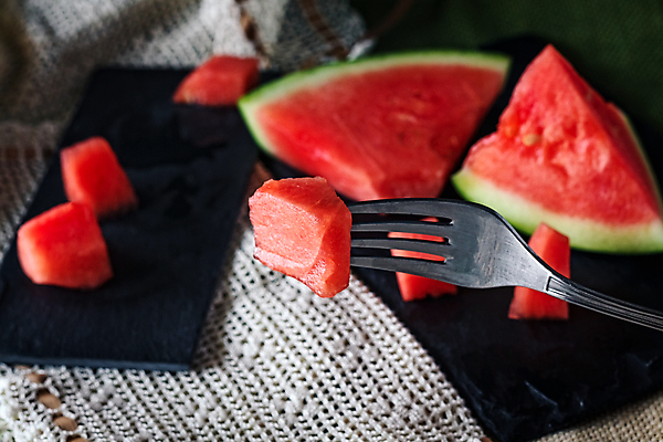 포토 JPG 해외이미지 접시 계절 음식 조각 백그라운드 컨셉 다이어트 과일 디저트 수박 건강 사랑 씨앗 사람없음 빨간색 초록색 물 검은색 흰색 신선 사발 달콤 맛 멜론 자르기 날것 내추럴 고립 석판 숙성 채식주의자 해외포토 자연요소 식물 식기 감정 컬러 모션 사기그릇 채식 파일형식 이미지허브