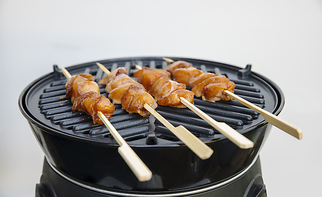 포토 JPG 해외이미지 접시 아시아 요리 동양인 사람없음 검은색 저녁식사 치킨 뜨거움 그릴 바비큐 먹기 대나무 숯 말레이시아 식용 해외포토 나무 식기 나라 음식 컬러 모션 주방용품 인종 식사 닭고기요리 파일형식 이미지허브