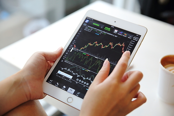 포토 JPG 해외이미지 손 탁자 그래프 들기 아웃포커스 신체부위 태블릿 주식 분석 투자 해외포토 가구 컨셉 비즈니스 모션 촬영기법 사람 금융 전자제품 스마트기기 파일형식 이미지허브