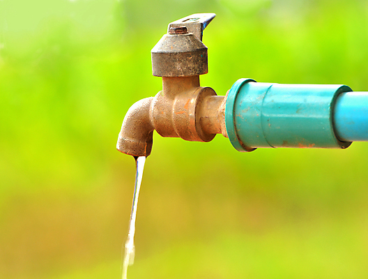 포토 JPG 해외이미지 백그라운드 자연 안내 주택 사람없음 야외 빨간색 초록색 물 여름 농작물 달리기 금속 정원 장비 젖음 흐름 마시기 가을 오픈 액체 떨어짐 철 분수 부식 수도꼭지 청동 옛날 철강 파이프라인 해외포토 자연요소 계절 컬러 컨셉 농업 모션 재질 건물 생태계 파이프_관 파일형식 이미지허브