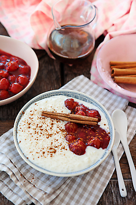 포토 JPG 해외이미지 전통 디저트 사람없음 세로 우유 대접 사발 달콤 맛 크림 레시피 푸딩 시나몬 해외포토 음식 컨셉 유제품 사기그릇 파일형식 이미지허브