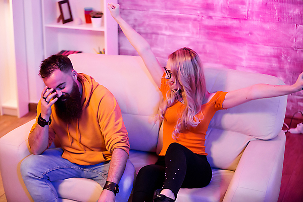 포토 JPG 해외이미지 전신 커플 여자 남자 데이트 함께함 실내 앉기 상반신 성인 취미 두명 앞모습 소파 경쟁 만세 게임 집중 즐거움 게이머 승패 프로게이머 성인만 안경낌 해외포토 직업 감정 안경 뷰포인트 컨셉 의자 관계 모션 놀이 사람 내부 파일형식 이미지허브