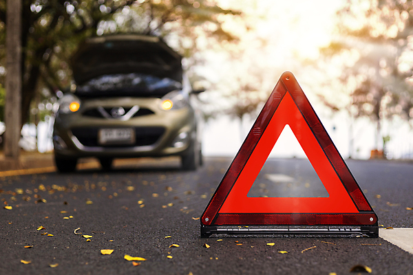 포토 JPG 해외이미지 주간 도로 자동차 사람없음 야외 아웃포커스 삼각형 위험 비상등 해외포토 자연요소 도형 길 육상교통 컨셉 교통시설 촬영기법 파일형식 이미지허브