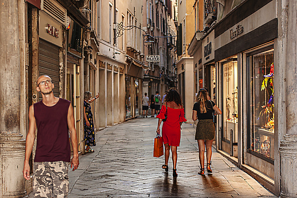 포토 JPG 해외이미지 주간 전신 서양인 여자 남자 길 유럽풍경 거리 상반신 성인 야외 앞모습 옆모습 뒷모습 걷기 상점 이탈리아 올려보기 베네치아 성인만 해외포토 자연요소 외국인 유럽 뷰포인트 모션 사람 풍경 파일형식 이미지허브