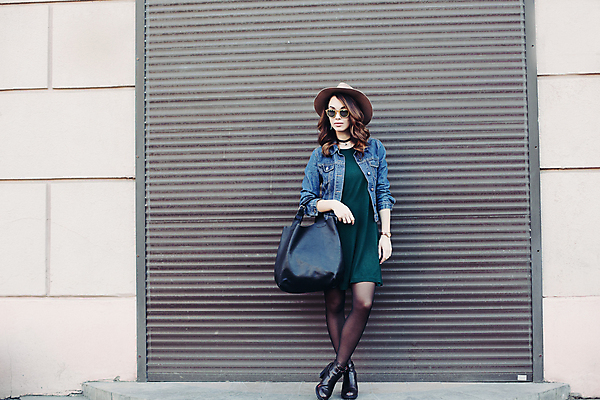 포토 JPG 해외이미지 백인 모델 라이프스타일 드레스 옷 여자 행복 얼굴 포즈 장신구 거리 한명 사람 야외 10대 빨간색 선글라스 태양 유행 세일 재킷 청바지 도시 시원함 복고 긍정 스타일 힙스터 해외포토 자연요소 서양인 1 패션 감정 안경 컬러 컨셉 바지 청소년 생활 신체부위 외투 파일형식 이미지허브