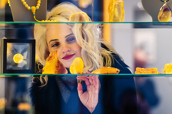 포토 JPG 해외이미지 손 응시 여자 목걸이 창문 팔찌 유리 실내 한명 서기 성인 장식 쇼핑 금발 반사 유행 상점 희망 반지 재산 황금 고급 우아함 구매 보석 고객 흥분 진열장 보물 팬던트 몽환 해외포토 1 헤어스타일 시선 감정 컨셉 장신구 모션 재질 사람 내부 신체부위 금융 광석 파일형식 이미지허브