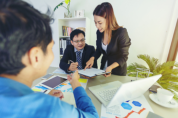 포토 JPG 해외이미지 직업 손 여자 남자 종이 비즈니스 통신 탁자 성공 협력 악수 관리 협상 사람 세명 금융 펜 거래 흰색 업무 비즈니스맨 비즈니스우먼 그룹 책상 계약 사인 경영자 결재 서명 떨림 경영 콜라보레이션 해외포토 컬러 가구 컨셉 모션 손짓 신체부위 경제 필기구 작업 직장인 리더 파일형식 이미지허브