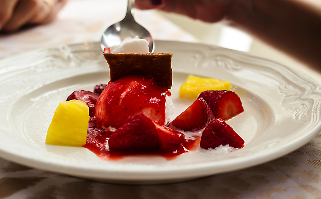 포토 JPG 해외이미지 음식 딸기 디저트 사람없음 빨간색 빛 식당 달콤 먹기 파인애플 해외포토 컬러 과일 모션 상점 맛 열대과일 파일형식 이미지허브