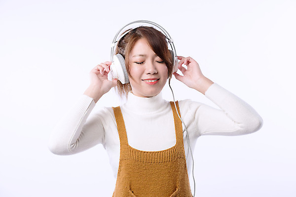 포토 JPG 해외이미지 모델 1 여자 행복 아시아 얼굴 어린이 음악 이어폰 백그라운드 한명 미소 사람 동양인 청춘 헤드폰 듣기 흰색 표현 고립 해외포토 감정 나라 컬러 음향기기 컨셉 모션 문화예술 표정 인종 신체부위 파일형식 이미지허브