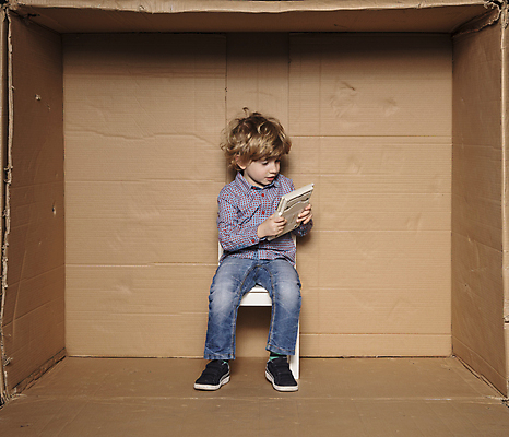 포토 JPG 해외이미지 전신 응시 남자 어린이 비즈니스 한명 들기 앉기 소년 앞모습 상자 사무실 계산기 업무 비즈니스맨 체험 계산 작음 집중 투자 소년만 소년한명만 해외포토 1 시선 뷰포인트 컨셉 모션 문구용품 사람 장비 작업 직장인 크기 남자만 남자한명만 어린이만 파일형식 이미지허브