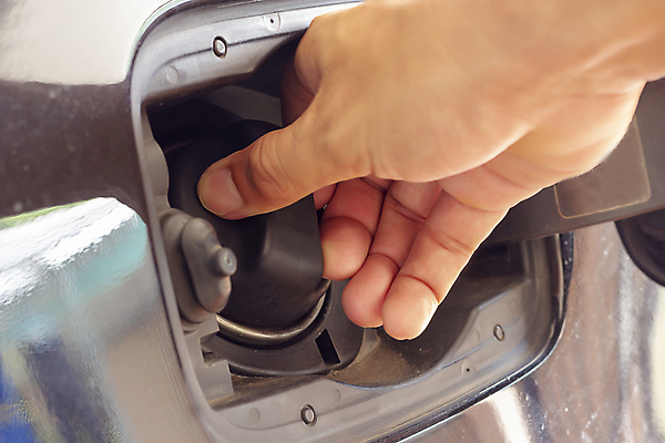 포토 JPG 해외이미지 손 남자 산업 컨셉 돈 비즈니스 교통시설 자동차 사람없음 빨간색 금융 경제 반사 문 환경 금속 검은색 힘 에너지 덮개 뚜껑 흰색 오픈 원형 역 휘발유 가격 묘사 오브젝트 탱크 연료 가스 모터 디젤 옛날 해외포토 도형 육상교통 컬러 교통 재질 사람 신체부위 재산 석유 시설 파일형식 이미지허브