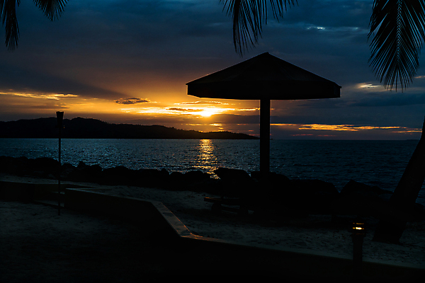 포토 JPG 해외이미지 실루엣 모래 바다 섬 여행 의자 우산 휴가 그림자 앉기 풍경 사람없음 물 파란색 태양 여행객 일출 맑음 일몰 광선 흰색 시간 황금 작음 땅 갑판 휴양지 엽서 코코넛 마법 내추럴 파라다이스 해외포토 자연요소 컬러 가구 배_교통 과일 모션 날씨 촬영기법 사람 노을 장소 크기 편지 파일형식 이미지허브
