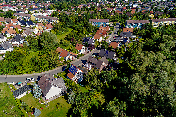 포토 JPG 해외이미지 나무 외관 유럽 도로 건축양식 가족 지붕 거리 주택 안테나 풍경 사람없음 건물 세로 초록색 도시 재산 숲 옥상 이웃 교외 드론 해외포토 식물 건축물 건축 나라 길 컬러 통신 관계 교통시설 금융 파일형식 이미지허브