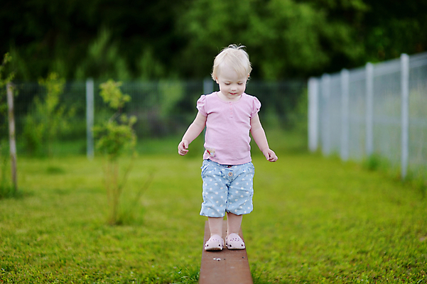 포토 JPG 해외이미지 백인 1 라이프스타일 여자 얼굴 어린이 스포츠 자연 휴식 건강 한명 서기 미소 사람 야외 여름 청춘 금발 정원 희망 작음 오르기 걸음마 뒤뜰 해외포토 서양인 헤어스타일 계절 감정 컨셉 모션 표정 생활 신체부위 크기 생태계 파일형식 이미지허브