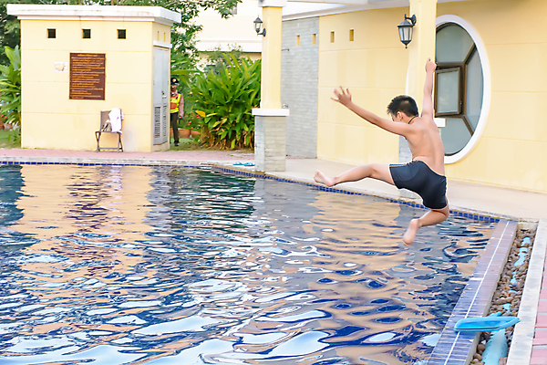 포토 JPG 해외이미지 행복 어린이 놀이 휴가 한명 미소 물 여름 파란색 점프 수영 기쁨 떨어짐 해외포토 자연요소 1 계절 감정 컬러 컨셉 모션 표정 사람 수상스포츠 파일형식 이미지허브