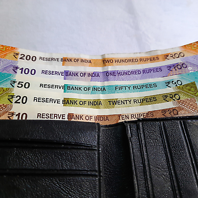 포토 JPG 해외이미지 종이 여행 백그라운드 지폐 돈 비즈니스 성공 사람없음 금융 경제 쇼핑 달러 쪽지 저축 유로 흰색 오픈 지갑 시장 재산 구매 주머니 가난 가죽 심볼 투자 상업 결제 계산서 싱가폴 고립 수입 연금 많음 해외포토 아시아 컬러 컨셉 파일형식 이미지허브