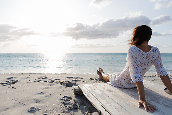 포토 JPG 해외이미지 구름 여자 행복 감정 모래 파도 바다 신체 하늘 바람 휴가 휴식 사람 앉기 해변 사람없음 뒷모습 물 여름 비키니 햇빛 평화 맑음 화목 자유 슬픔 흰색 표현 고독 고민 고립 혼자 해외포토 자연요소 계절 수영복 뷰포인트 컬러 컨셉 모션 날씨 태양 파일형식 이미지허브
