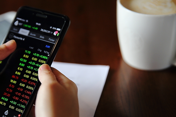 포토 JPG 해외이미지 손 들기 신체부위 머그컵 주식 분석 투자 해외포토 컨셉 비즈니스 모션 사람 컵 금융 파일형식 이미지허브