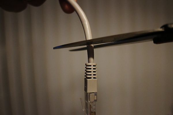 포토 JPG 해외이미지 얼굴 인터넷 신체 통신 손가락 인종 사람없음 경제 컴퓨터 디지털 검은색 텔레비전 자료 흐름 에너지 인공위성 못 네트워크 코드 연결 자르기 은퇴 서비스 신호 철사 잭 동영상 계산서 취소 그만 단절 모금 분실 삽입 커터 현재 해외포토 손 컬러 컨셉 모션 사람 신체부위 전자제품 공구 파일형식 이미지허브