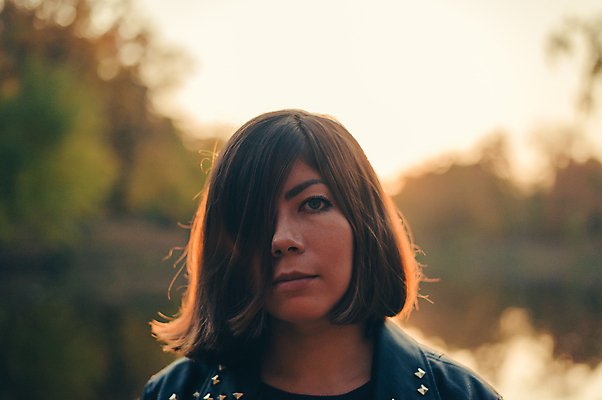 포토 JPG 해외이미지 백인 모델 라이프스타일 계절 공원 여학생 여자 유럽 얼굴 자연 갈색머리 한명 사람 성인 야외 목재 10대 유행 일출 검은색 어둠 황혼 일몰 봄 줄무늬 재킷 코트 가을 흰색 닫기 숲 가죽 피부 내추럴 삼림지대 해외포토 서양인 나무 1 학생 헤어스타일 공공시설 나라 컬러 무늬 재료 모션 청소년 생활 신체부위 노을 외투 생태계 파일형식 이미지허브