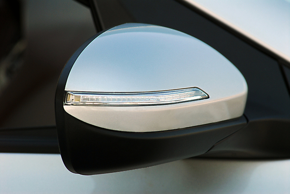 포토 JPG 해외이미지 모양 도로 여행 부분 창문 교통시설 자동차 거리 사람없음 야외 빛 거울 운전 차도 고급 소프트포커스 지시 땅 서비스 신호 해외포토 길 육상교통 교통 컨셉 모션 촬영기법 시설 파일형식 이미지허브