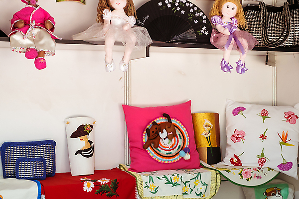 포토 JPG 해외이미지 전통 접시 손 외관 유럽 여행 컨셉 아이디어 선물 미술 사람없음 야외 건물 장식 상점 중국 도자기 화려 그리기 스페인 시장 묘사 기념품 수공예 백자 스페인어 안달루시아 핸드메이드 해외포토 식기 건축물 나라 아시아 모션 문화예술 신체부위 공예 오브젝트 파일형식 이미지허브