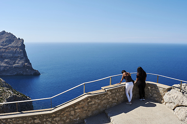 포토 JPG 해외이미지 여자 행복 바다 여행 포즈 가족 휴가 파노라마 사람 풍경 두명 여행객 스페인 닫기 망토 지중해 방문 북쪽 히스패닉 스페인어 인기 캡모자 카피스페이스 해외포토 모자_잡화 감정 유럽 관계 모션 촬영기법 공백 방향 파일형식 이미지허브