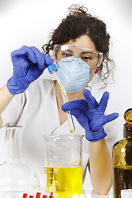 포토 JPG 해외이미지 장갑 유리병 가면 한명 사람 약 의사 액체 실험실 위험 과학자 분석 시험관 피펫 화학약품 해외포토 직업 1 잡화 과학 컨셉 의학 병_용기 실험기구 실험 의료진 화학 물질 학자 파일형식 이미지허브