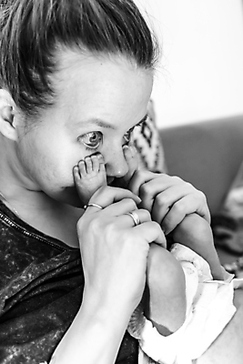 포토 JPG 해외이미지 여자 딸 아들 얼굴 어린이 2 가족 엄마 주택 함께함 피곤 사랑 한명 사람 소년 침묵 고통 육아 슬픔 표현 아기 신생아 잡기 좌절 작음 눈물 돌봄 천진난만 해외포토 1 남자 감정 컨셉 관계 모션 건물 신체부위 소리 크기 파일형식 이미지허브