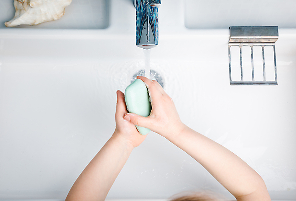 포토 JPG 해외이미지 손 실내 신체부위 세면대 수도꼭지 비누 손씻기 위생관리 해외포토 관리 사람 내부 위생용품 씻기 파일형식 이미지허브