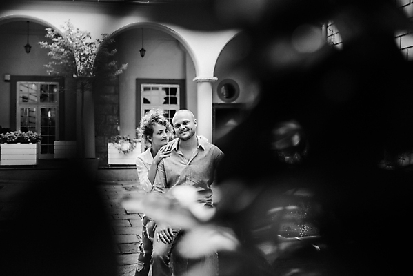 포토 JPG 해외이미지 헤어스타일 옷 남자 감정 유럽 안경 벽 2 거리 사랑 두명 갈색 유행 걷기 기쁨 청바지 계산 블라우스 옛날 혼자 해외포토 잡화 나라 컬러 상의 바지 모션 사람 파일형식 이미지허브