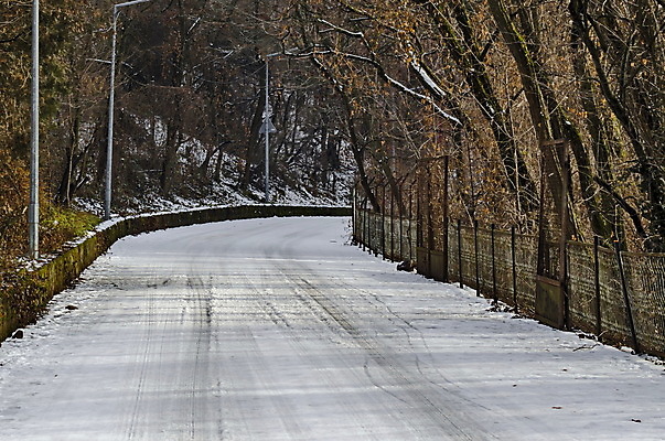 포토 JPG 해외이미지 나무 도로 호수 스포츠 백그라운드 겨울 자국 자연 날씨 휴식 건강 풍경 사람없음 야외 여행객 환경 냉동 하이킹 추위 덮개 흰색 나뭇가지 숲 아스팔트 서리 불가리아 전국 하이커 눈내림 해외포토 식물 계절 길 컬러 여행 컨셉 교통시설 레저 눈_날씨 사람 뚜껑 생태계 파일형식 남유럽 이미지허브