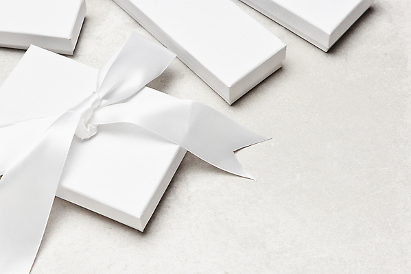 포토 JPG 해외이미지 리본 비즈니스 사람없음 선물상자 빛 상자 흰색 책상 오브젝트 활 레이아웃 정물화 카피스페이스 미니멀 해외포토 컬러 가구 선물 공백 그림 파일형식 이미지허브