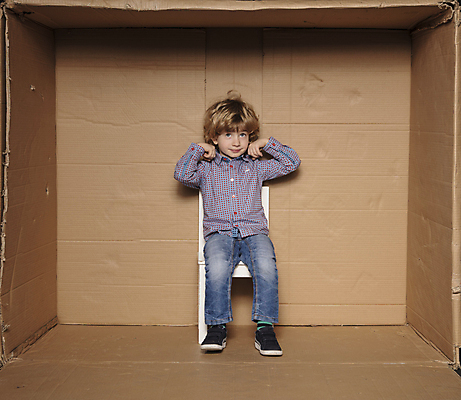 포토 JPG 해외이미지 전신 응시 남자 어린이 비즈니스 청소년 한명 앉기 소년 앞모습 상자 사무실 힘 업무 비즈니스맨 체험 용기 작음 면접 자랑 소년만 소년한명만 해외포토 1 그릇 시선 뷰포인트 컨셉 모션 사람 작업 직장인 크기 남자만 남자한명만 어린이만 파일형식 이미지허브