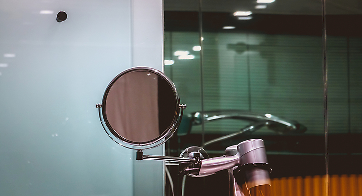 포토 JPG 해외이미지 응시 여자 얼굴 벽 백그라운드 신체 가정 자연 유리 탁자 호텔 돋보기 프레임 건강 사람 성인 사람없음 장식 가로 빛 위생용품 반사 유행 금속 거울 욕실 흰색 원형 고급 닫기 확대 은색 상품 유연 오브젝트 화장실 싱글 면도 고립 변기통 해외포토 도형 시선 컬러 가구 생활용품 컨셉 모션 재질 숙소 신체부위 생태계 파일형식 이미지허브