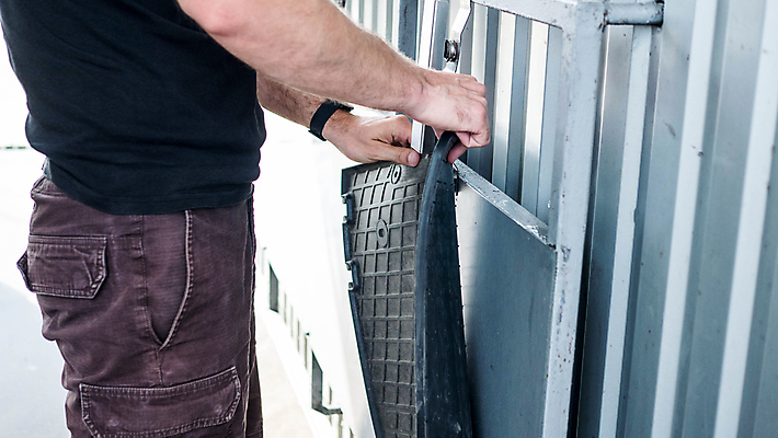 포토 JPG 해외이미지 남자 집게 한명 사람 상반신 성인 야외 옆모습 매트 세차 성인남자한명만 해외포토 1 뷰포인트 남자한명만 성인남자만 파일형식 이미지허브