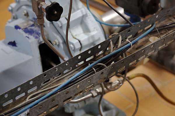 포토 JPG 해외이미지 벽 사람없음 힘 에너지 콘센트 위험 버리기 철사 설치 옛날 혼란 해외포토 컨셉 모션 파일형식 이미지허브