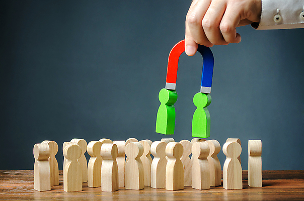 포토 JPG 해외이미지 손 회색배경 실내 들기 신체부위 말_게임 선택 자석 U자형자석 채용 해외포토 백그라운드 컨셉 비즈니스 모션 사람 내부 회색 게임 파일형식 이미지허브