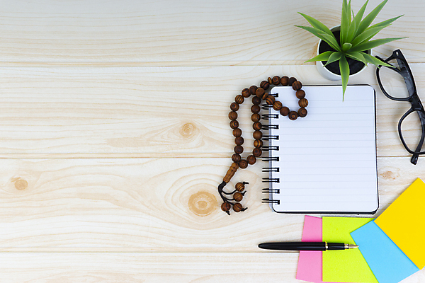 포토 JPG 해외이미지 디자인 교육 백그라운드 컨셉 인터넷 비즈니스 텍스트 통신 학교 탁자 사람없음 금융 노트북 컴퓨터 사무실 펜 디지털 검은색 공책 장비 계산기 흰색 키보드 업무 네트워크 메시지 정상 이슬람교 책상 포스트잇 묵주 회계 세금 소셜 카피스페이스 해외포토 종교 컬러 가구 종교용품 문구용품 경제 전자제품 필기구 공백 메모지 작업 파일형식 이미지허브