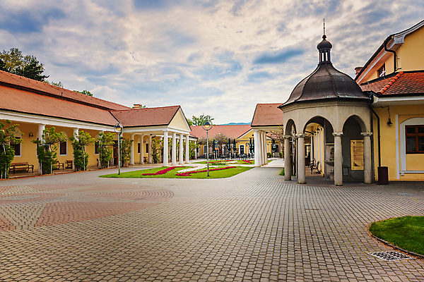 포토 JPG 해외이미지 구름 섬 휴가 휴식 주택 건강 사람없음 건물 치료 물 약 스파 목욕 뜨거움 약초 질병 휴양지 진흙 테라피 내추럴 나폴레옹 돌봄 슬로바키아 해외포토 자연요소 건축물 유럽 컨셉 의학 모션 뷰티 청결 장소 풀_식물 파일형식 이미지허브